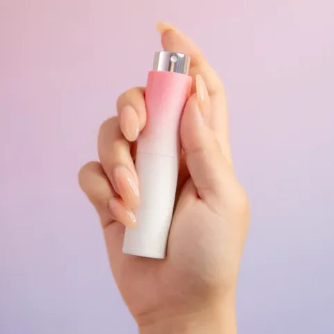 Perfume Present travel-size parfum verstuivers in roze en blauw — stijlvolle navulbare accessoires voor onderweg geurgebruik.